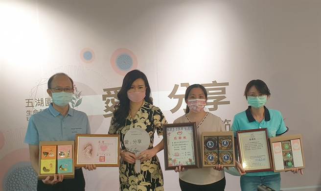 台中市五湖园生命智慧园区斥资逾100万元，採购弱势团体等生产的饼乾礼盒，作为中元普度拜桌供品。（陈淑娥摄）
