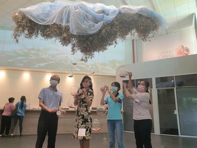 五湖园设置「为生命写一首诗」装置艺术，提供到场普度祭祀家属写下最真挚的话语。（陈淑娥摄）