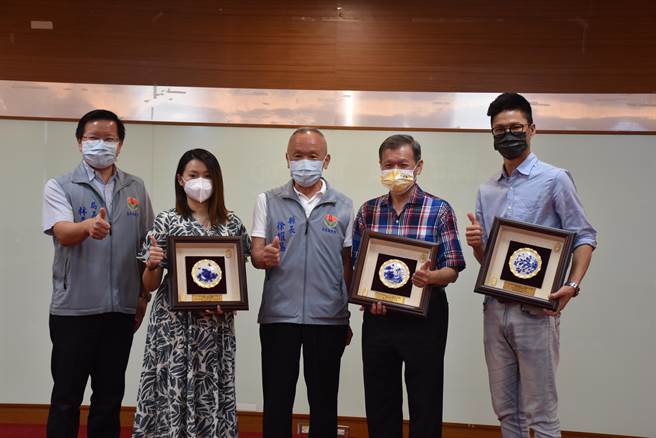 苗栗荣兴客家採茶剧团入围今年第32届传艺金曲奖3个奖项，苗栗县长徐耀昌6日上午颁奖表扬。（谢明俊摄）