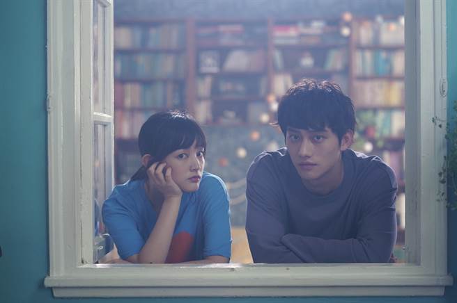 王淨與范少勳重新詮釋《比悲傷》電影版裡陳意涵「宋媛媛Cream」與劉以豪「張哲凱 K」的虐心愛情。（Netflix提供）