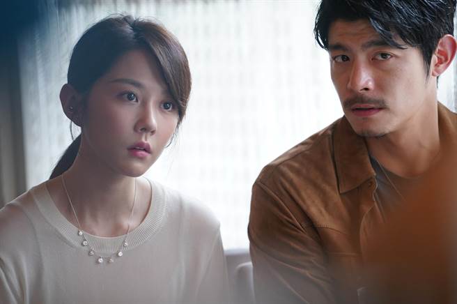 王柏傑與邵雨薇詮釋霸道主管柏翰與單親媽媽安安。（Netflix提供）