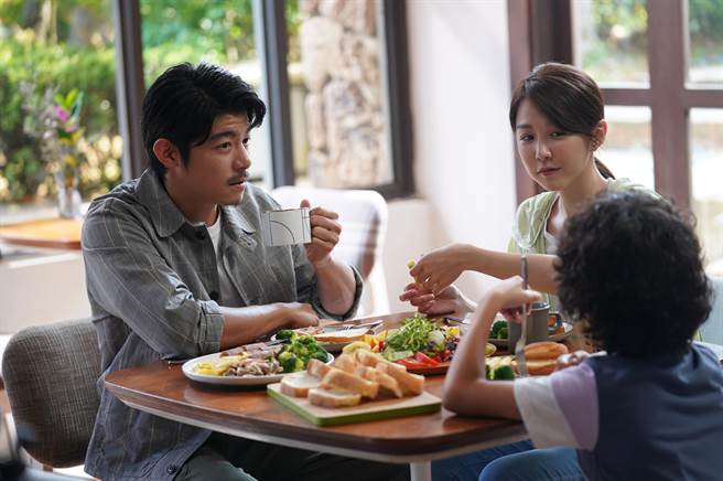 王柏傑與邵雨薇詮釋霸道主管柏翰與單親媽媽安安。（Netflix提供）