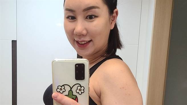 搞笑女星黃信英（황신영）懷上3胞胎後體重飆破100公斤，近日在IG上曬出巨肚讓網友們驚呆。（圖／IG@ shinyoung_h）