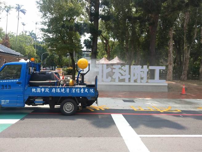 桃园市长郑文灿特别要求环保局6日加强进行北科附工周边邻里扩大环境清消。（桃园市环保局提供／陈梦茹桃园传真）