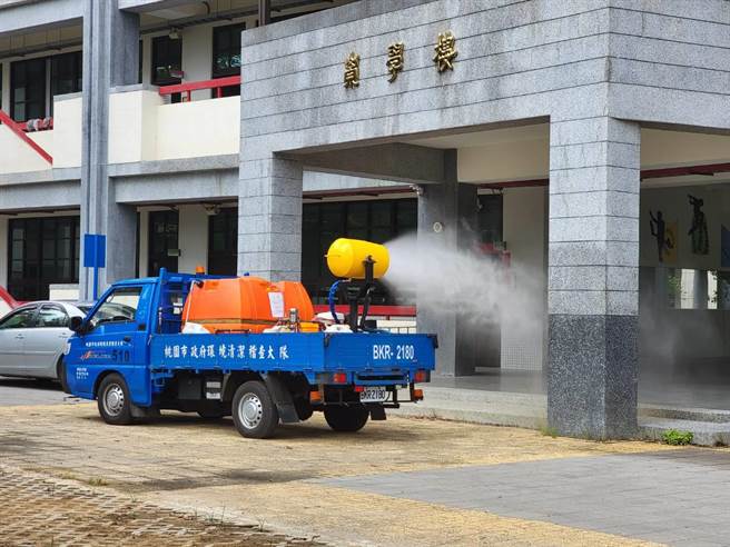 环保局6日上午动员桃园及龟山区中队，出动防疫消毒人员20人次及5部消毒车，针对北科附工校园及临近7个里执行扩大消毒。（桃园市环保局提供／陈梦茹桃园传真）