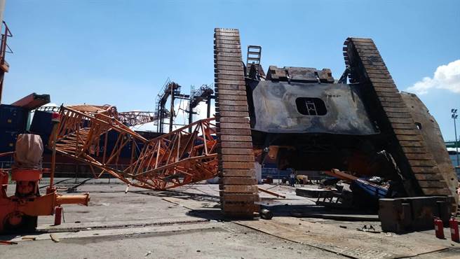 台中港31号码头6日发生工安意外，起重机翻覆造成1死1伤，现场一片凌乱。（陈淑娥摄）