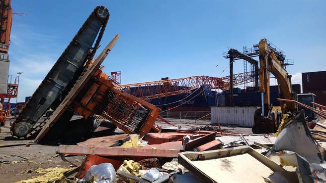 台中港31号码头6日发生工安意外，起重机翻覆造成1死1伤，现场一片凌乱。（陈淑娥摄）