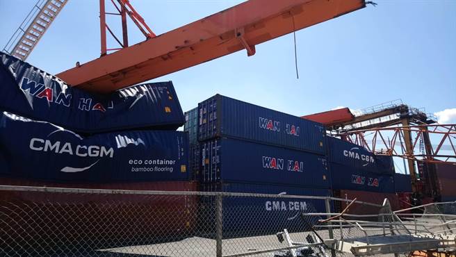 台中港31号码头6日发生工安意外，起重机翻覆造成1死1伤，现场一片凌乱。（陈淑娥摄）