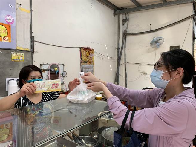 桃园市社会局结合爱心商家，推动「爱心餐食计画」，由社会局提供面额50元及80元的早餐、午晚餐餐食兑换券，协助经济弱势家庭三餐幸福饱食。(社会局提供／蔡依珍桃园传真)