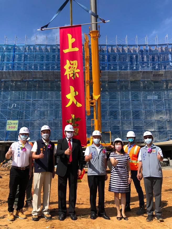 苗栗县长徐耀昌6日上午参加联合大学第6学生宿舍新大楼上梁典礼。（联大提供／谢明俊苗栗传真）