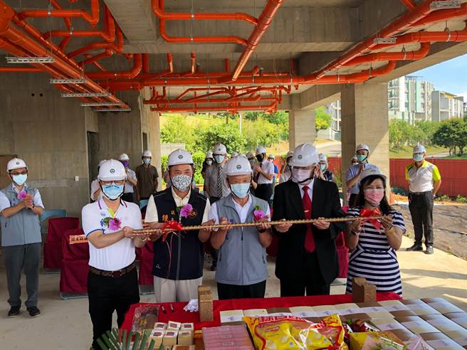 苗栗县长徐耀昌6日上午参加联合大学第6学生宿舍新大楼上梁典礼。（联大提供／谢明俊苗栗传真）