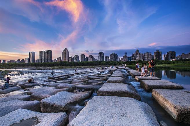 新竹头前溪豆腐岩变「豆腐乾」，吸引民眾休閒拍照打卡。（罗浚滨摄）