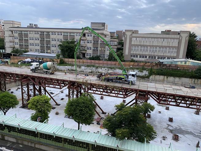平鎮區文化公園地下停車場工程去年崩塌釀1死2傷，目前加緊趕工中。(蔡依珍攝)