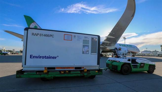 波蘭政府捐贈台灣的40萬劑AZ疫苗，5日清晨由長榮航空公司BR66航班自維也納運抵桃園機場，海關完成機邊驗放作業後送往指定冷儲物流中心存放，進行後續檢驗封緘作業後再供計畫所列實施對象接種。（資料照/陳麒全攝）