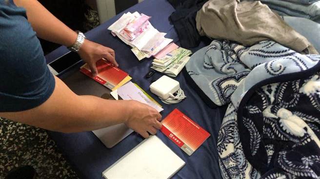 警方在場查扣手機、蘋果MAC筆電、存摺簿、貨運單據等證物。（民眾提供／盧金足台中傳真）