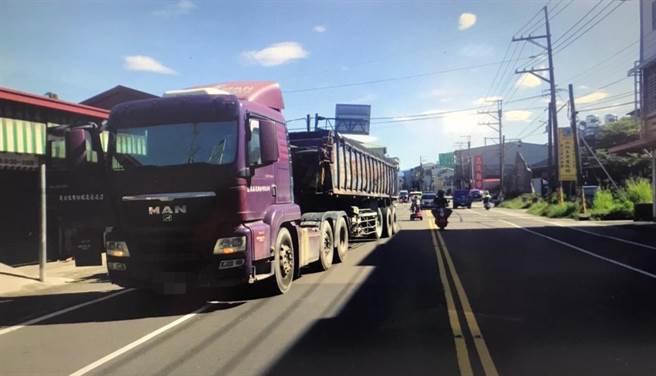 高雄市杉林區一部曳引車與機車發生車禍，騎士傷重不治。（翻攝照片／林瑞益高雄報導）