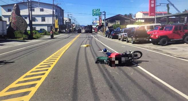高雄市杉林區一輛機車與曳引車發生車禍後，機車倒地，消防局人員將機車騎士送醫，傷重不治。（翻攝照片／林瑞益高雄報導）