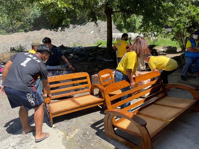 高雄市原民會媒合高山青原住民搬運勞動合作社，6日送了一批二手家具給茂林區災民。（原民會提供／林瑞益高雄傳真）