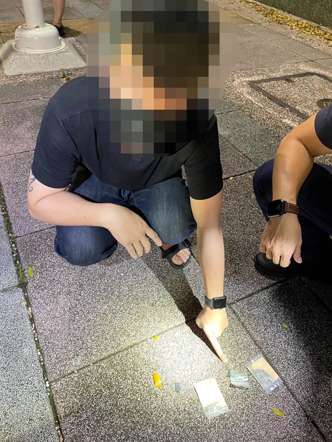 高雄43岁的石姓男子5日凌晨3时许驾驶自小客车行经苓雅区和平一路，竟无视交通号志连闯2个红灯，遭巡逻员警盯上，警方将石男拦下盘查，却发现石男在口袋暗藏毒品。（翻摄画面／洪浩轩高雄传真）