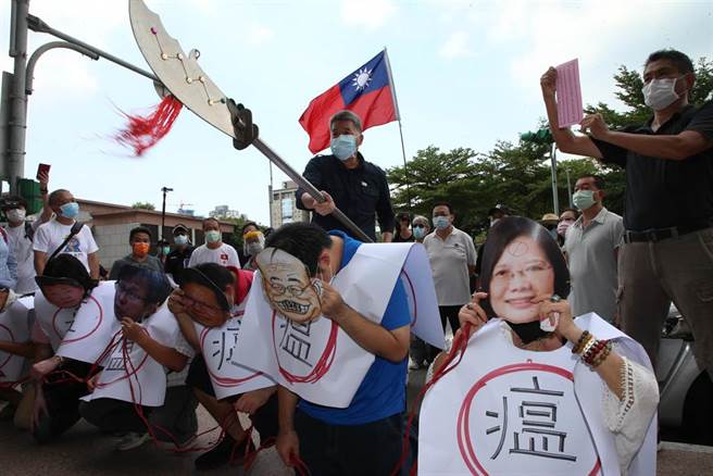 國民黨主席參選人張亞中今日帶領支持者前往民進黨中央舉行「送瘟神 保平安」活動，以行動劇諷刺民進黨政府的失能。(趙雙傑攝)