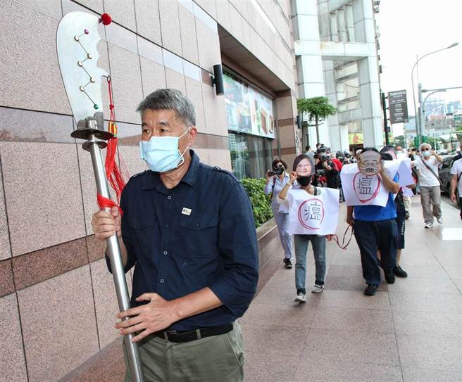 國民黨主席參選人張亞中今日帶領支持者前往民進黨中央舉行「送瘟神 保平安」活動，現場親自將瘟神送走，祈求國泰民安。(趙雙傑攝)