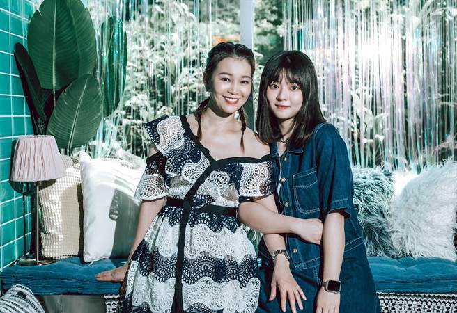 谢宜君（左）与21岁女儿陈欣妤感情融洽，互动像姊妹。（罗永铭摄）