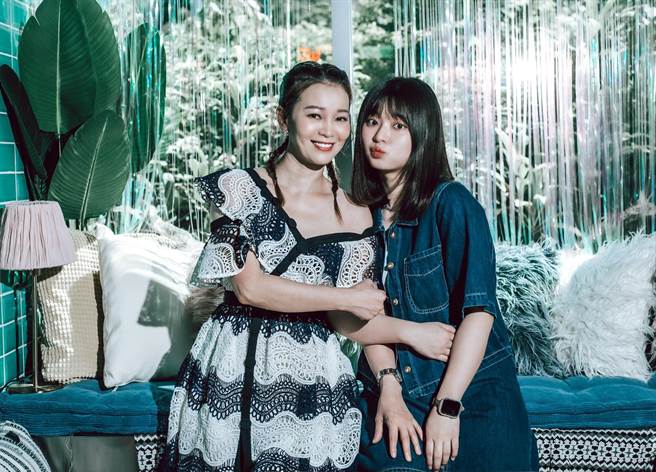 谢宜君（左）与21岁女儿陈欣妤感情融洽，互动像姊妹。（罗永铭摄）