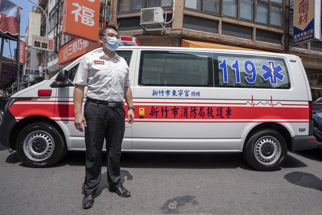 为强化抗疫与救护量能，新竹市东寧宫6日捐赠新竹市消防局救护车1辆及50套消防衣。（新竹市消防局提供／陈育贤新竹传真）