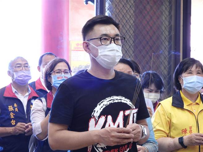 國民黨現任黨主席江啟臣爭取連任，今天一早前往花蓮拜會縣議會地方民代及地方黨幹部，並到吉安勝安宮參拜，祈求國泰民安、疫情盡快平穩。（羅亦晽攝）