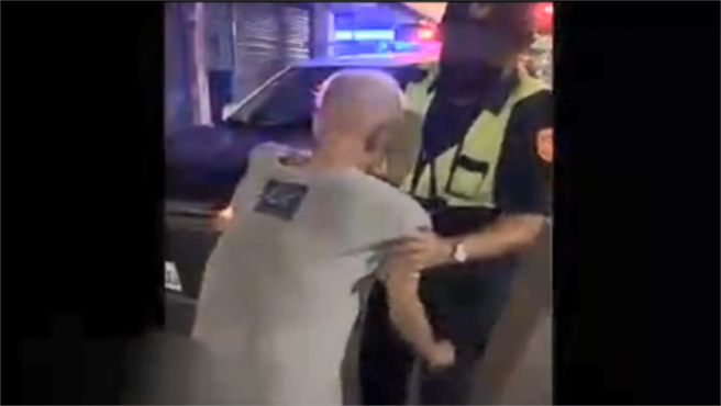 失智老翁凌晨在田中大马路中间徘徊，田中分局交通分队员警赶紧上前关心，专车护送回家（警方提供／谢琼云彰化传真）