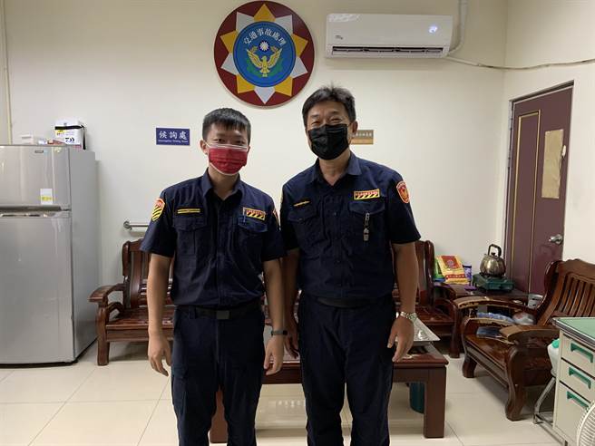 田中分局交通分队分队长洪伟哲（左起）、警员吴鸿熙，两人半夜执勤巡逻，遇见失智老翁在大马路中间迷途，专程将人护送回家，暖警行径让田中分局长郑颕聪十分肯定。（警方提供／谢琼云彰化传真）