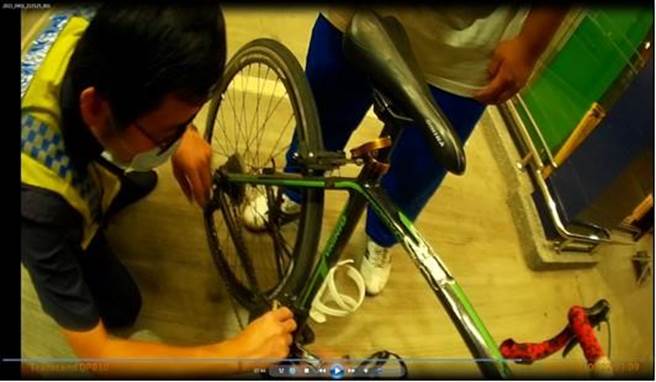 少年独自在二水街头徘徊，员警护送他回警所等家长接回，连脚踏车也专程牵回所内义务修理好，服务到家让赶到警所接儿子的家长不胜感激。（警方提供／谢琼云彰化传真）