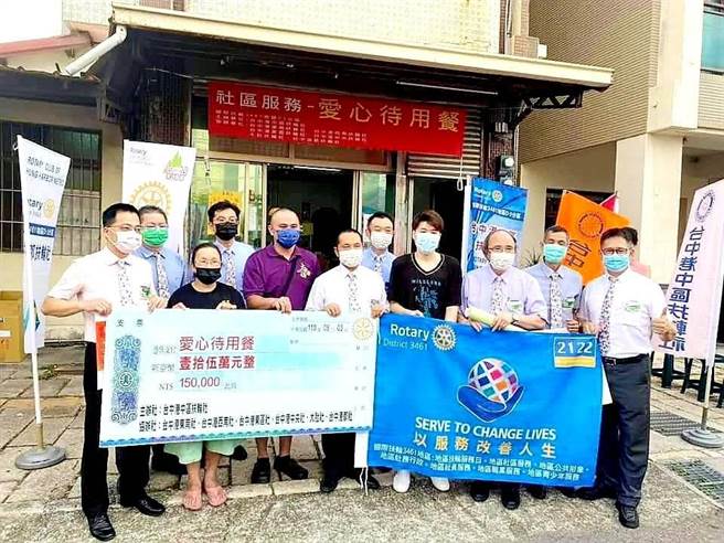 台中港中区扶轮社社长蔡巾壮发起社区服务计划「爱心待用餐」，帮助弱势家庭。（台中港中区扶轮社提供／陈淑娥台中传真）