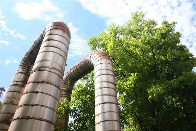 中钢6日宣布推动「钢化联产」跨产业合作模式，祭出减碳三部曲，预估年减碳量290万吨，并可望为石化业每年带来800亿元产值。（中钢提供／柯宗纬高雄传真）