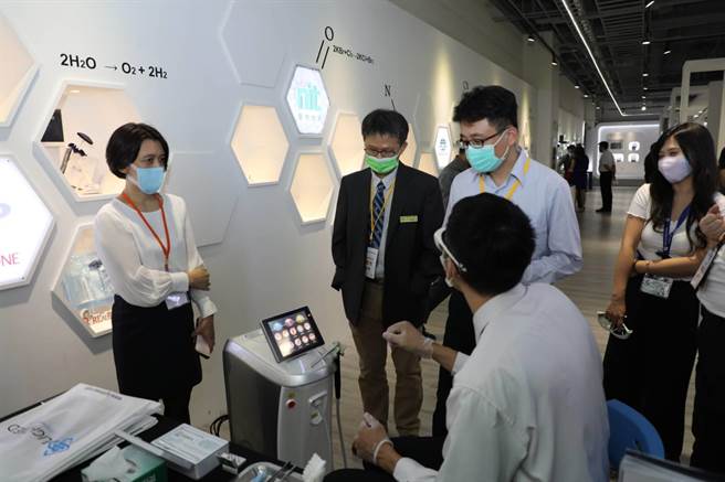 台大醫院、優植美、中華牙技師全聯會等16個單位參觀「智慧生醫旗艦館」，展現在地業者的研發實力。（柯宗緯翻攝）