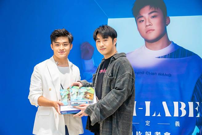 鹿希派（右）现身刘昊发片记者会力挺。（捌拾贰拾娱乐提供） 