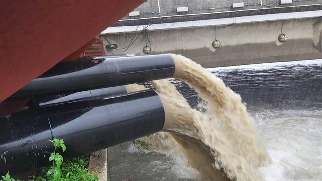 对于盐埕地区排水问题，高雄市政府水利局积极向中央争取经费，并赶办七贤抽水站设备更新工程。此工程在安装期间保持抽水能量，保障民眾生命财产。（高雄市水利局提供／林瑞益高雄传真）