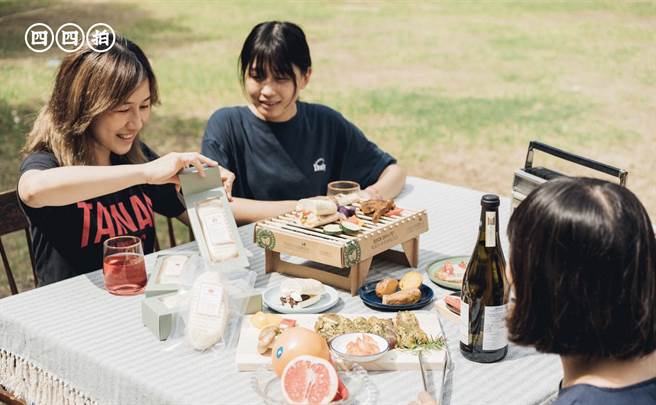 今年中秋新體驗，邊吃邊烤邊聽音樂。(戴志揚翻攝)