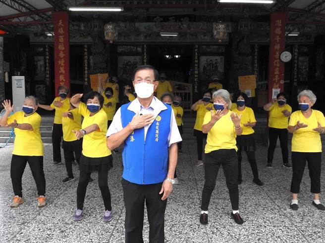 南投縣長林明溱，6日訪視家庭照顧者支持服務據點。（南投縣政府提供／廖志晃南投傳真）