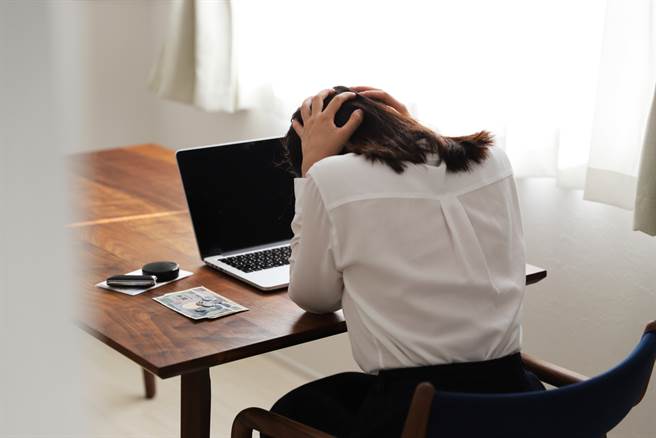 一名19岁的女网友月领22K，每月薪水都只刚好用而已，这月户头更是只剩下131元，想询问网友是否有能赚更多钱的方法。（示意图／Shutterstock）