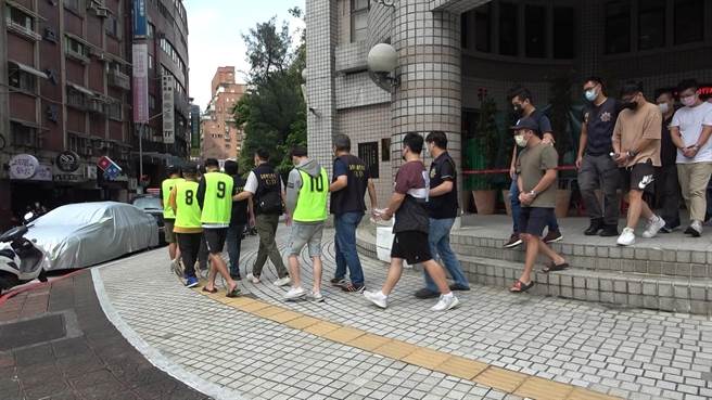 28岁徐姓男子为首诈骗集团，採乱枪打鸟方式向民眾推销投资未上市股票，用话术强调要兴柜挂牌，获利将飙数倍，塑造稳赚不赔假象，行径宛如台版华尔街之狼，高雄市刑大追查搜证，北上攻坚瓦解徐男集团，初步清查至少有20人受害、获利500万元，全案依法送办。(翻摄照片／刘宥廷高雄传真)