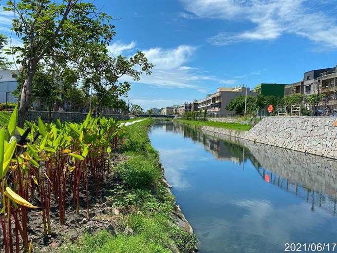 鹿港溪再现计画的「鹿港溪排水护岸及水岸环境营造」工程，投入5亿元美化1.5公里水岸，即将在月底落成了。（彰化县政府提供／吴敏菁彰化传真）