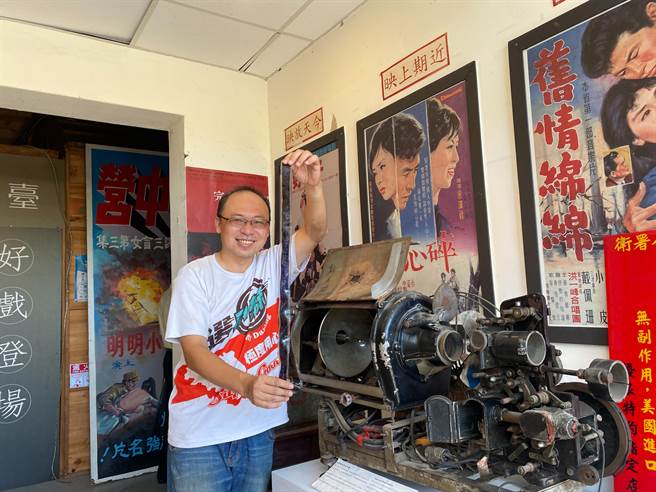 嘉县大林镇民代表、长期推广地方文史的江明赫收藏「碳精棒电影放映机」放在万国戏院入口处。（张亦惠摄）