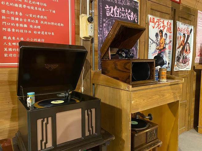 江明赫收藏爱迪生发明的蜡筒留声机（右）。（张亦惠摄）