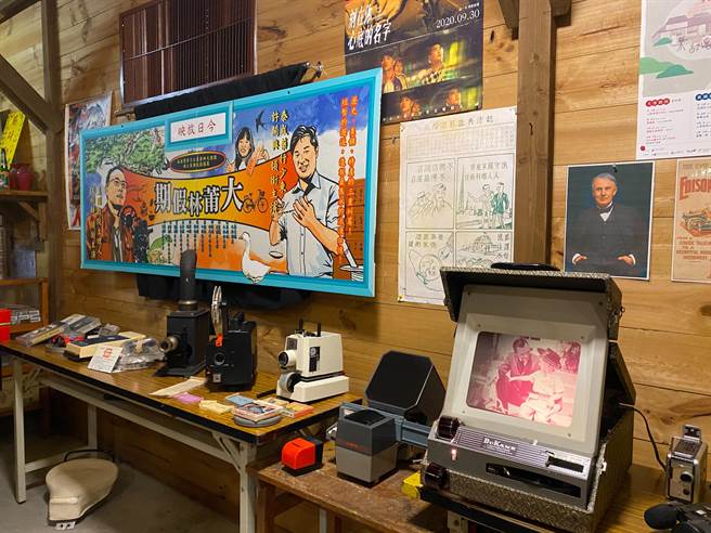 江明赫收藏的影像相关物品。（张亦惠摄）