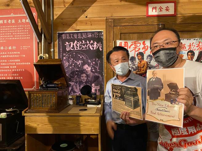 嘉义县长翁章梁听江明赫介绍爱迪生发明的蜡筒留声机。（张亦惠摄）