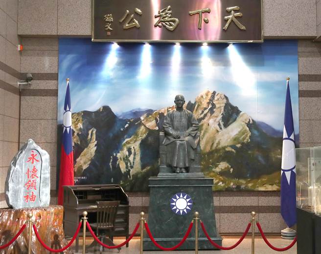 图为国民党部大厅史料区 。（报系资料照）