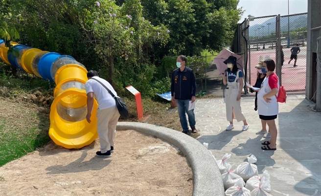 市议员王醒之前往暖暖运动公园视察，要求体育场尽速改善。（基隆市议员王醒之提供／陈彩玲基隆传真）