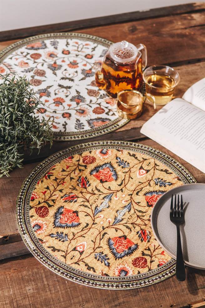 瑪黑家居週年慶，針對品牌熱賣七大經典之一，以色列 Beija Flor 復古花磚餐桌墊，推出全品牌92折優惠。（瑪黑家居提供）