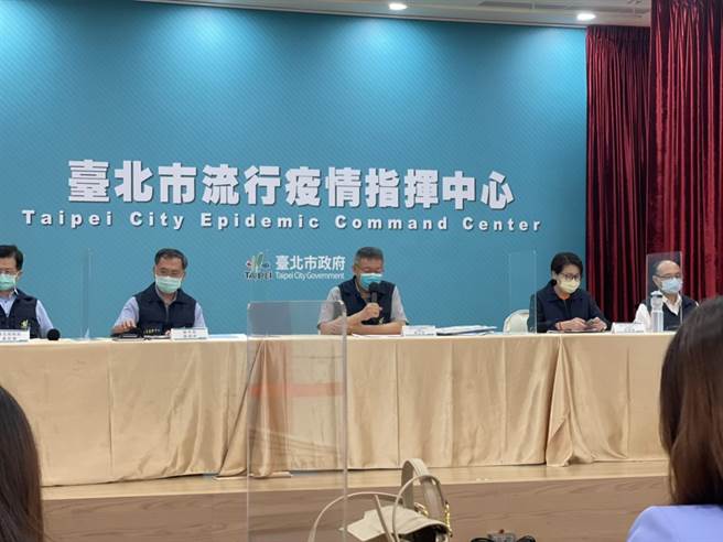 台北市長柯文哲（中）6日在防疫記者會。（張穎齊攝）